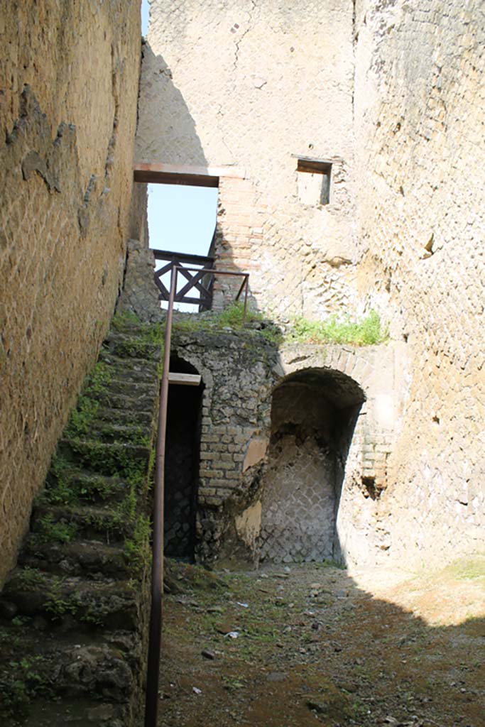 Ins. Or. II.15, Herculaneum. March 2014. Rear room on lower floor, looking west.
Upper floor, looking towards doorway to workshop, and remains of furnace on landing at top of stairs.
Foto Annette Haug, ERC Grant 681269 DÉCOR