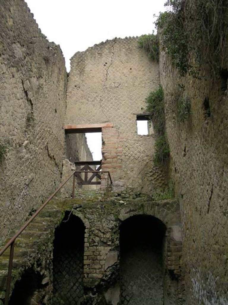 Ins Or II, 15, Herculaneum. May 2004. Rear room on lower floor, west wall.
Looking towards doorway to workshop, and remains of furnace on landing at top of stairs.
Photo courtesy of Nicolas Monteix.