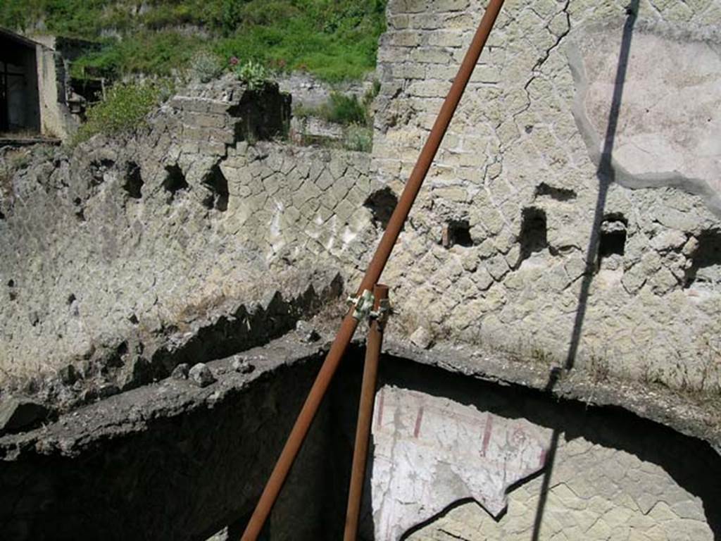 Ins Or II, 16 Herculaneum. May 2004. Rear room, upper and lower north-east corner.
Photo courtesy of Nicolas Monteix.