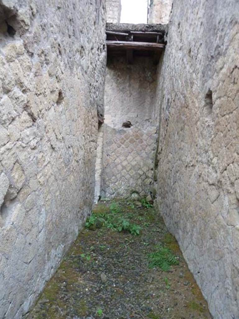 Ins. Orientalis II.17, Herculaneum. September 2015. Looking east from entrance.
Under these stairs would have been a small room, accessible through the doorway in the north wall.
This doorway would have led into Ins.Or.II.18.