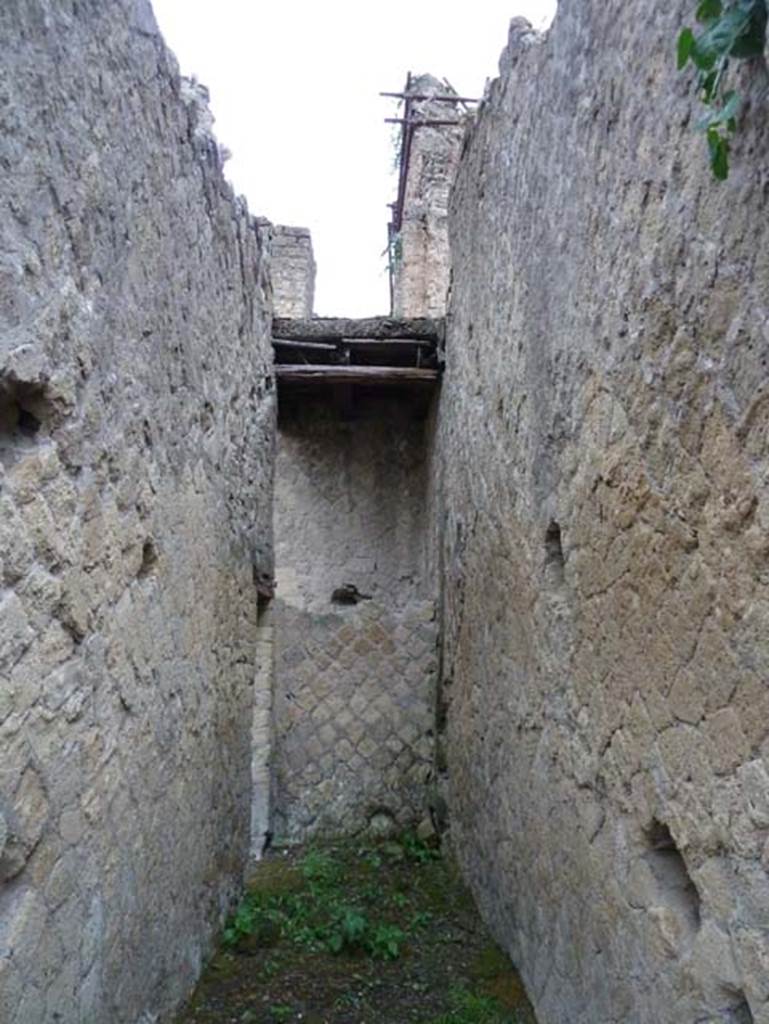 Ins. Orientalis II.17, Herculaneum. September 2015.
Looking east towards an upper floor, presumably with the outline of the stairs visible against the south wall, on right.