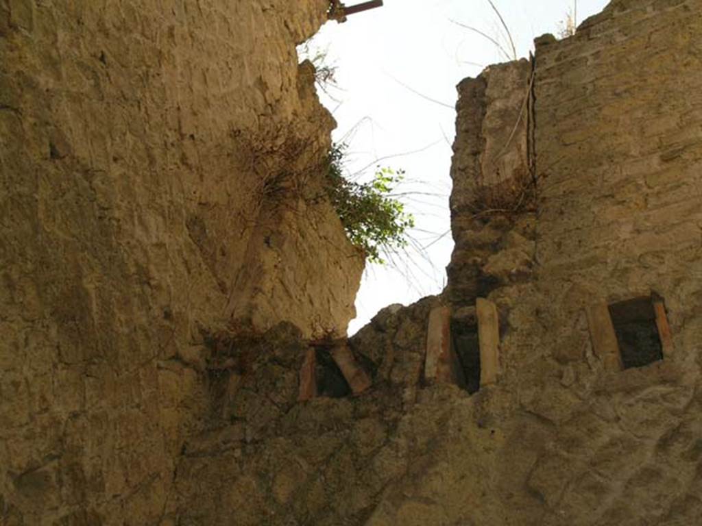 Ins Or II, 18, Herculaneum. May 2006. Upper west wall between corridor and latrine.
Photo courtesy of Nicolas Monteix.