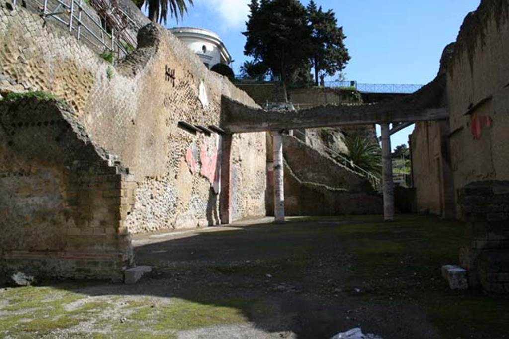 Ins. Or. II.19, Herculaneum, March 2008. Looking east. Photo courtesy of Sera Baker.