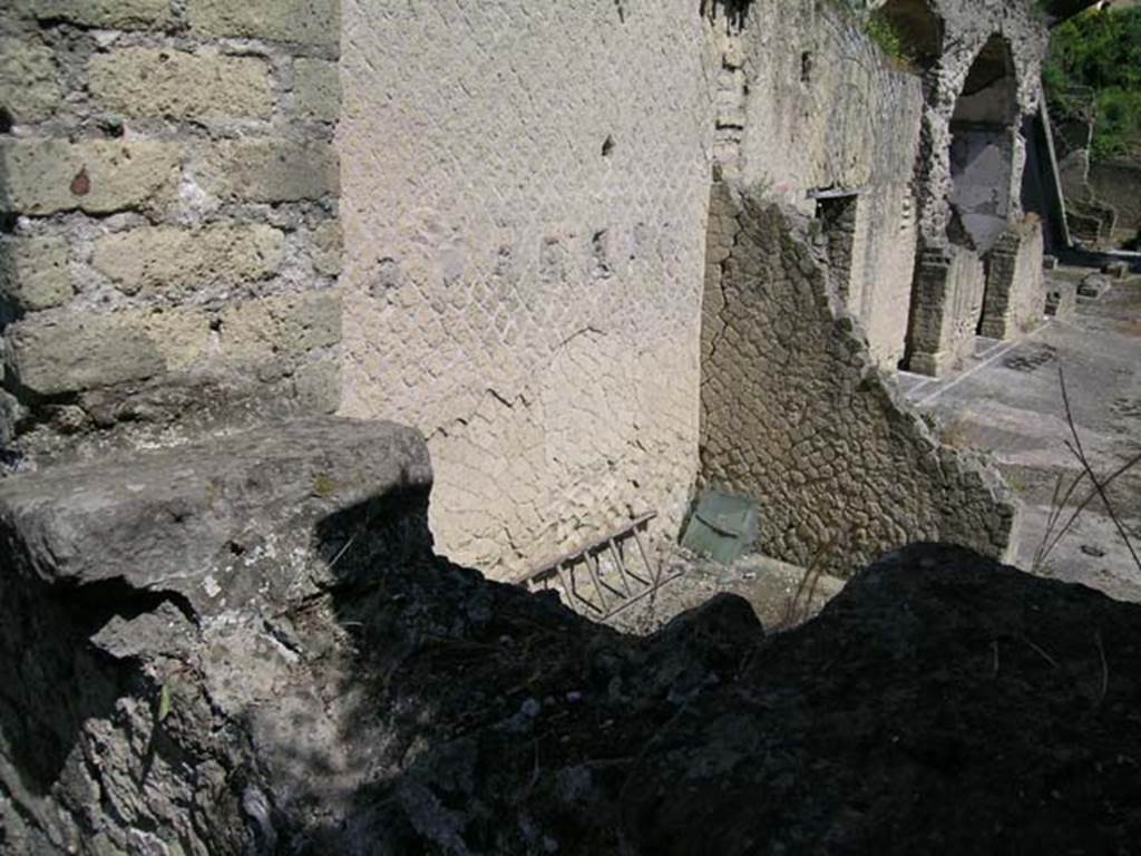 Ins Or II, 16/19 Herculaneum. May 2004. Looking east along loggia of the Palaestra.
Upper rear room of 16, upper east wall with remains of doorway leading towards an upper floor above loggia of Ins.Or.II, 19.
Centre right of photo is a doorway behind the wall, this doorway is in the south wall of the large room of the Upper Aula.
Photo courtesy of Nicolas Monteix.
Photo courtesy of Nicolas Monteix.