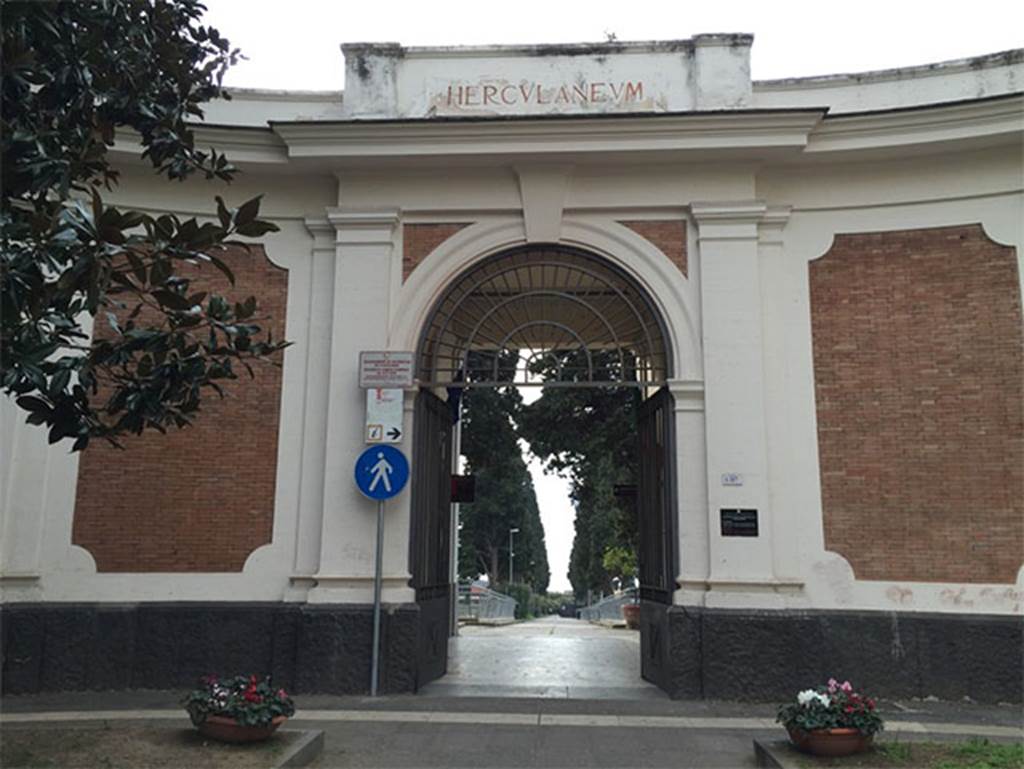 Herculaneum. 2016. Old entrance building at top of avenue.
Looking south down roadway leading to new ticket office and entrance to excavations.