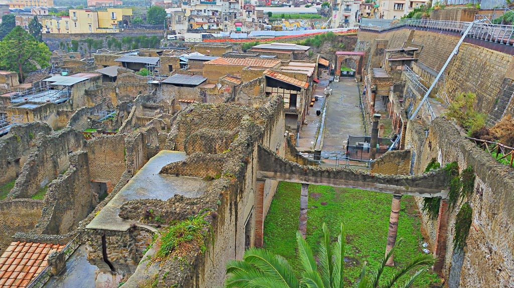 Herculaneum, photo taken between October 2014 and November 2019.
Looking west across site at northern end, towards Decumanus Maximus, from access roadway bridge. Photo courtesy of Giuseppe Ciaramella.
