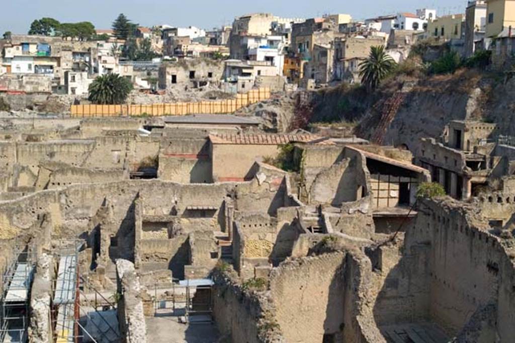 Herculaneum, July 2007. Looking west across site from rear of Ins. Orientalis II, northern end.
The wooden fences across the centre of the photo mark the position of the moving back of the western escarpment, above the Basilica Noniana.
Photo courtesy of Jennifer Stephens. ©jfs2007_HERC-9264.
