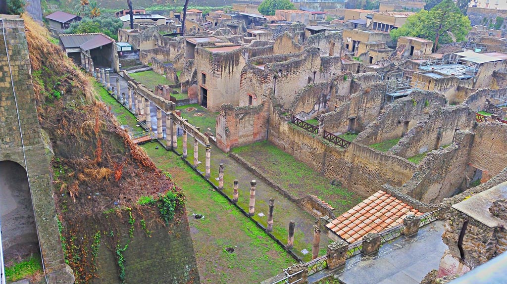 Herculaneum, photo taken between October 2014 and November 2019.
Looking south-west across site at the rear of Ins.Or.II.4, from the access bridge. Photo courtesy of Giuseppe Ciaramella.