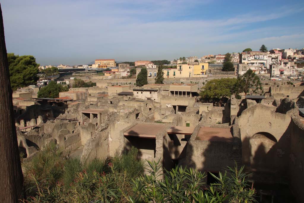 Herculaneum, September 2017. Looking west from access roadway towards apsed room of the Palaestra, on right.
The entrance at Ins. Orientalis II.4, can be seen left of centre. Photo courtesy of Klaus Heese.
