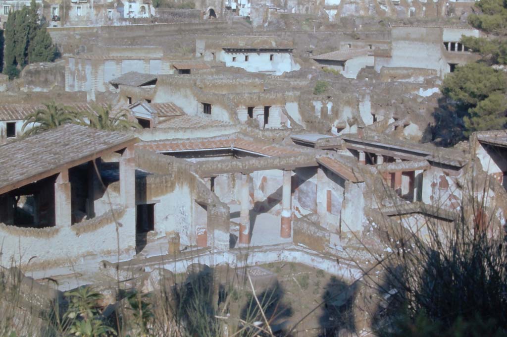 Herculaneum, south-east corner, rear of Ins. Or. 1.1. 4th December 1971.
Looking north-west from access roadway, across garden area towards atrium of House of the Gem, in centre.
On the right is the rear of the atrium of Ins. Or. I.2, the House of Telephus.
Photo courtesy of Rick Bauer, from Dr George Fay’s slides collection.