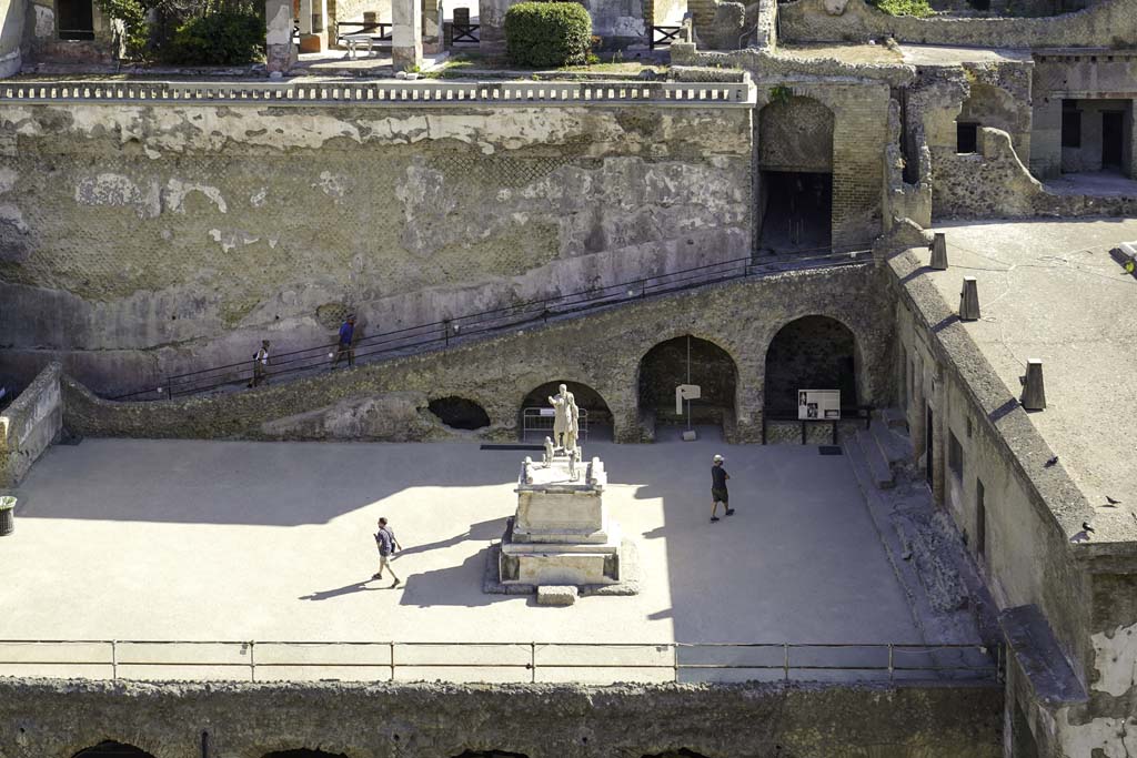 Herculaneum, August 2021. Looking north from entrance roadway towards Terrace of Balbus. Photo courtesy of Robert Hanson.