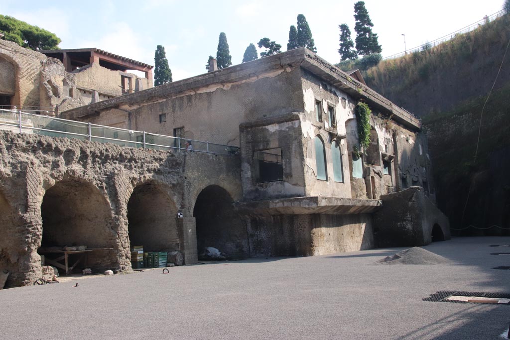 Suburban baths, Herculaneum, October 2023.
Looking east from beach-front towards boatsheds, on left, and Suburban Baths, on right. Photo courtesy of Klaus Heese.