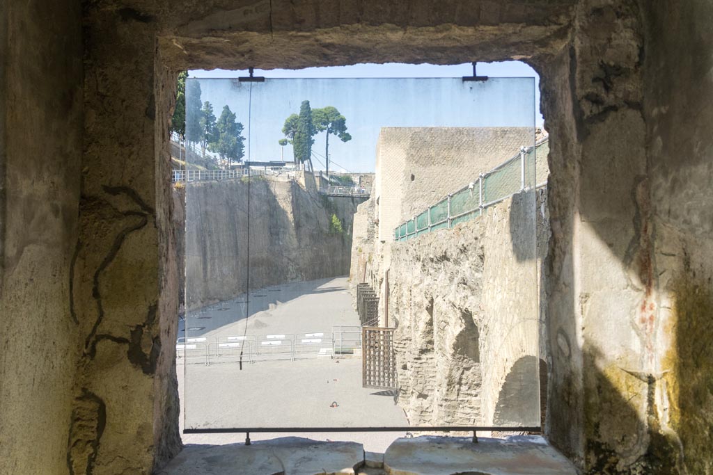 Herculaneum Suburban Baths. October 2023. Looking west through window onto beachfront. Photo courtesy of Johannes Eber.