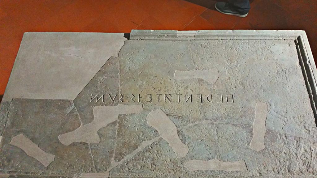 Herculaneum, detail of Oscan inscription readable from right to left written on the top of an altar slab, reading “I am of Herentas”.
Side A."I am of Herentas".

Side B. "L. Slabius (son of) L. Aucilus public meddix erected to Herentas of Eryx".

The object states that it is dedicated to Herentas, an Italic deity corresponding to Aphrodite-Venus. Worshipped in Herculaneum, doubtlessly due to Roman influence, was the Herentas of Eryx (near Trapani), where the goddess had a very famous sanctuary, of Punic origin but also connected in the epic tradition to Rome's Trojan ancestry.

Lato A. "Sono di Herentas".

Lato B. "L Slabio (figlio di) L. Aucilo meddix pubblico a Herentas Ericina pose".

L'oggetto afferma la sua appartenenza ad Herentas, divinità italica corrispondente ad Afrodite-Venere. Ad Ercolano è venerata, certo per influenza romana, la Herentas (Venere) di Erice presso Trapani, dove la dea aveva un famosissimo santuario di origine punica ma collegato altresi, all'epos, alle ascendenze troiane di Roma.

Now in Naples Archaeological Museum, inventory number 2540. Photo courtesy of Giuseppe Ciaramella, June 2017.

