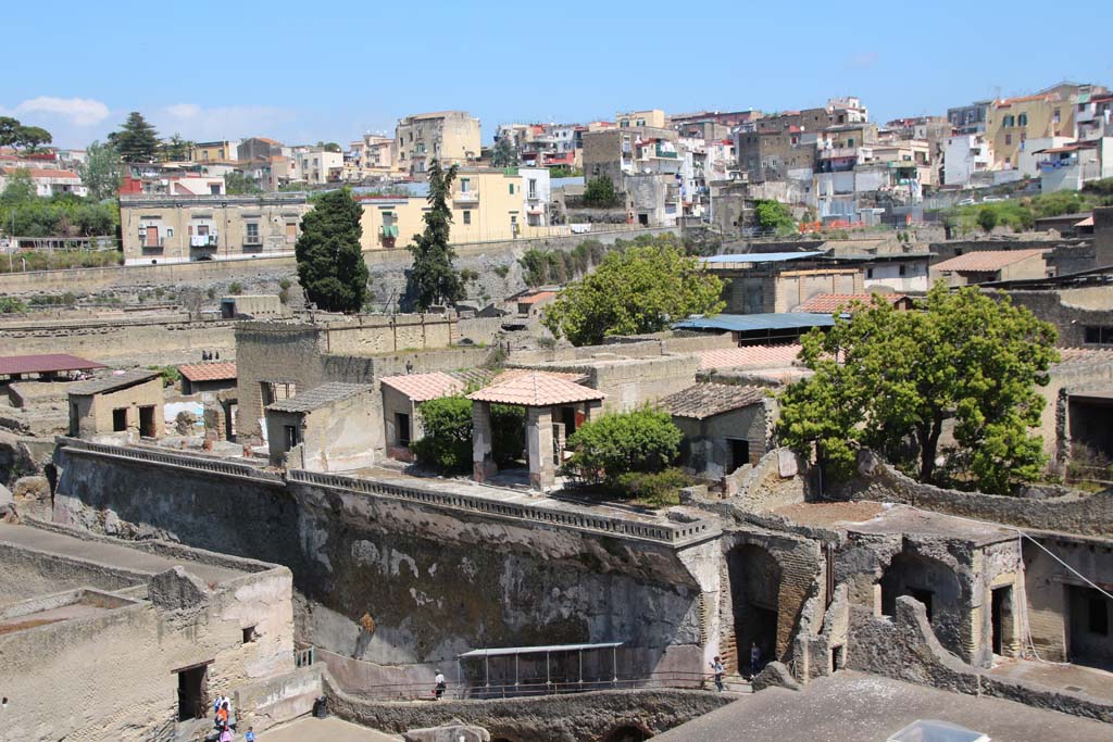 Herculaneum. April 2014.
Looking down from access roadway towards south end of ramped vaulted passageway, on lower right.
This leads down from Cardo V onto the Terrace of Marcus Nonius Balbus. Photo courtesy of Klaus Heese.