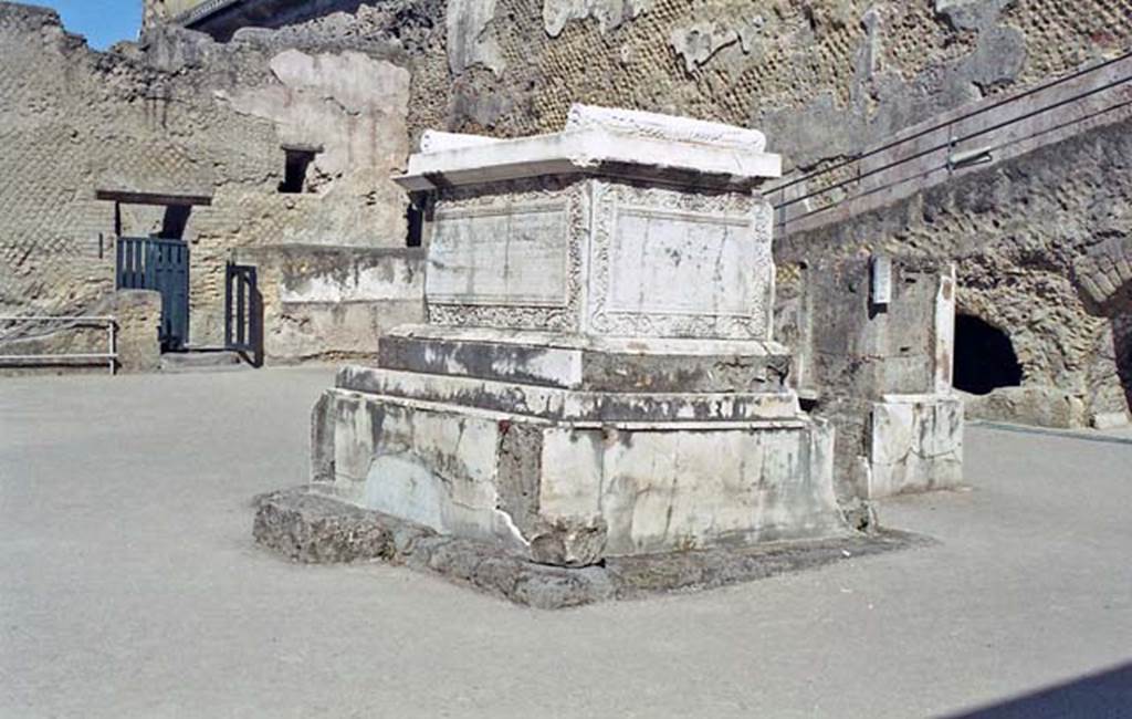 Herculaneum. October 2001. Looking north-west towards altar, without statues.
Photo courtesy of Peter Woods.