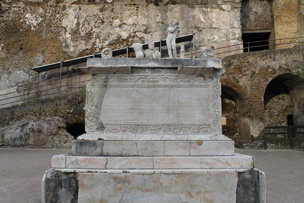 Herculaneum, March 2014. Looking north to Memorial altar to Marcus Nonius Balbus.
Foto Annette Haug, ERC Grant 681269 DÉCOR
