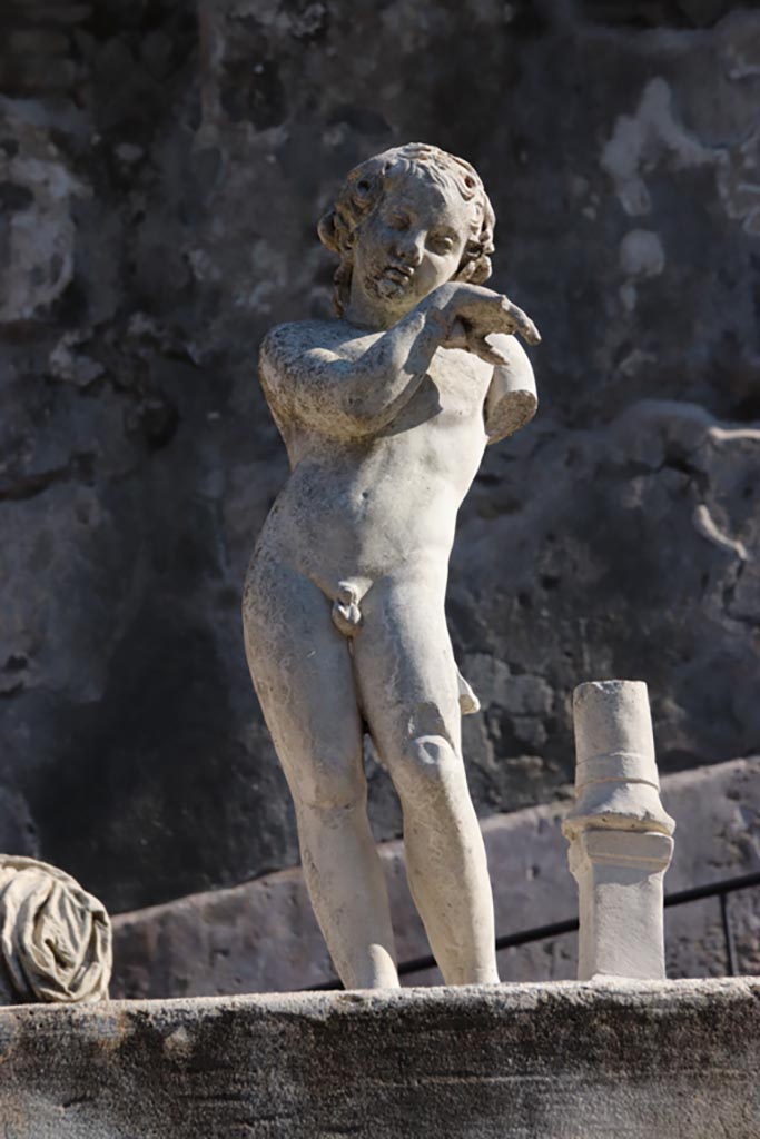 Herculaneum, October 2022. 
Detail of one of the two statuettes on top of the altar. Photo courtesy of Klaus Heese.
