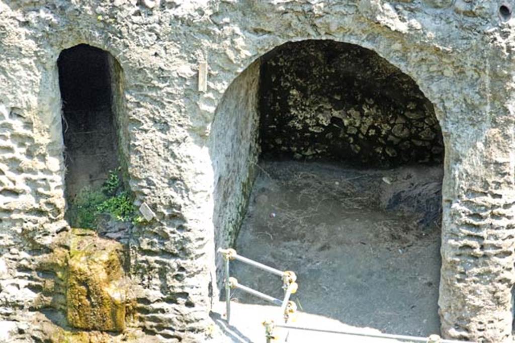 Beachfront, Herculaneum, July 2007. Small passageway/storeroom, on left, and Boatshed 6, on right.
Photo courtesy of Jennifer Stephens. ©jfs2007_HERC-8627.