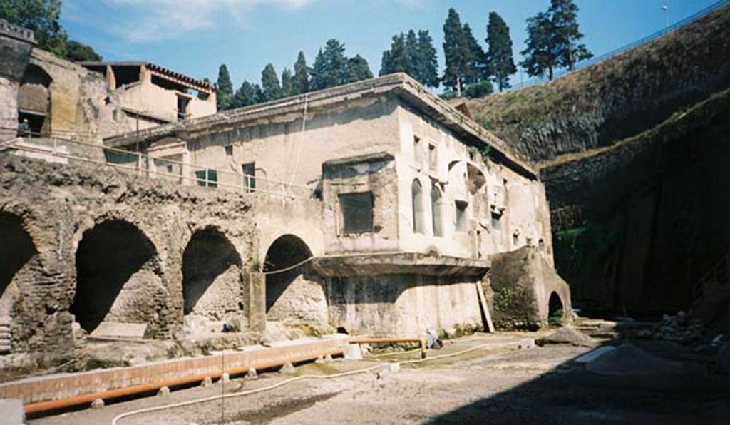 Beachfront, Herculaneum, May 2007.
Looking east along the line of boatsheds towards beachfront area below Suburban Baths, where the boat was found in 1982..
Photo courtesy of Buzz Ferebee.