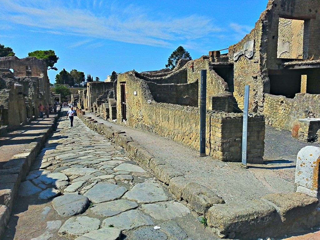 Cardo V, Herculaneum. Photo taken between October 2014 and November 2019. 
Looking south along west side from junction with Decumanus Maximus. Photo courtesy of Giuseppe Ciaramella.
