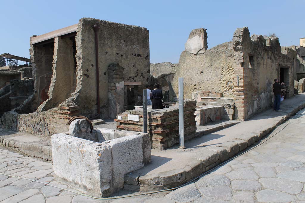 Cardo V, Herculaneum, on left. March 2014. Looking south-west at junction with Decumanus Inferiore, on right.  
Foto Annette Haug, ERC Grant 681269 DÉCOR

