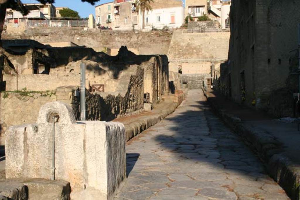 Cardo V, Herculaneum. February 2007. Looking north from near the fountain at the junction with Decumanus Inferiore.
Photo courtesy of Nicolas Monteix.
