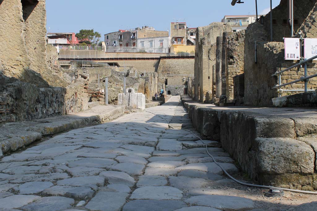 Cardo V, Herculaneum. March 2014. Looking north from junction with Vicolo Meridionale, on right.
Foto Annette Haug, ERC Grant 681269 DÉCOR
