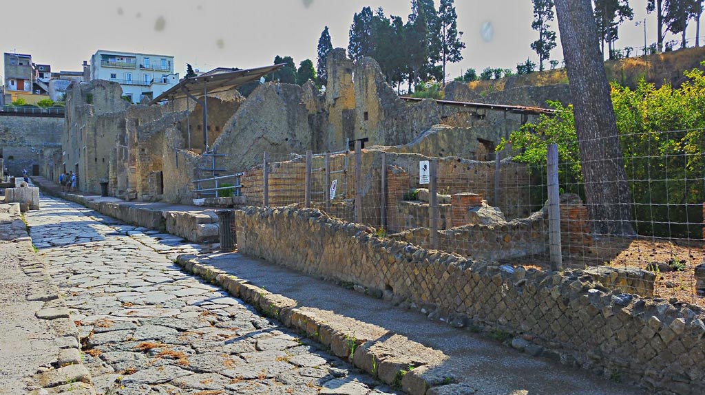 Cardo V, Herculaneum. Photo taken between October 2014 and November 2019. 
Looking north along east side, with junction of Vicolo Meridionale, centre left. Photo courtesy of Giuseppe Ciaramella.
