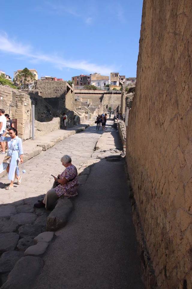Cardo V, Herculaneum, September 2019. 
Looking north along east side, from near Ins. Orientalis I, 2, on right.
Photo courtesy of Klaus Heese.

