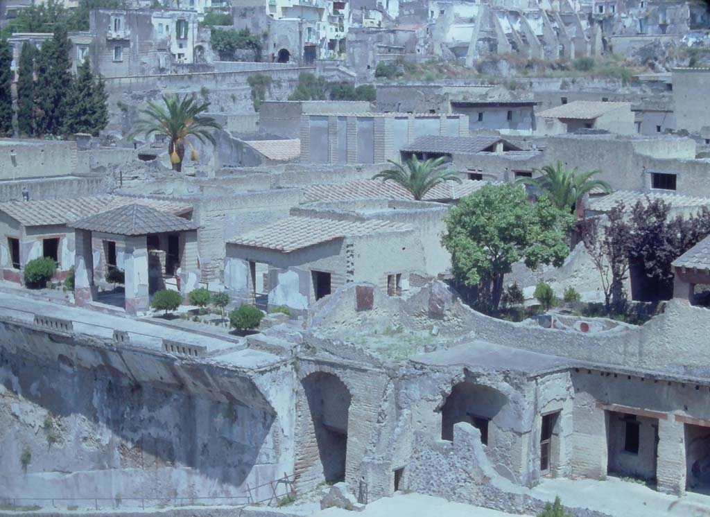 Cardo V, Herculaneum. 7th August 1976.
Looking towards the exit from the ramp (lower centre) leading down to the beachfront from south end of Cardo V.
Photo courtesy of Rick Bauer, from Dr George Fay’s slides collection.
