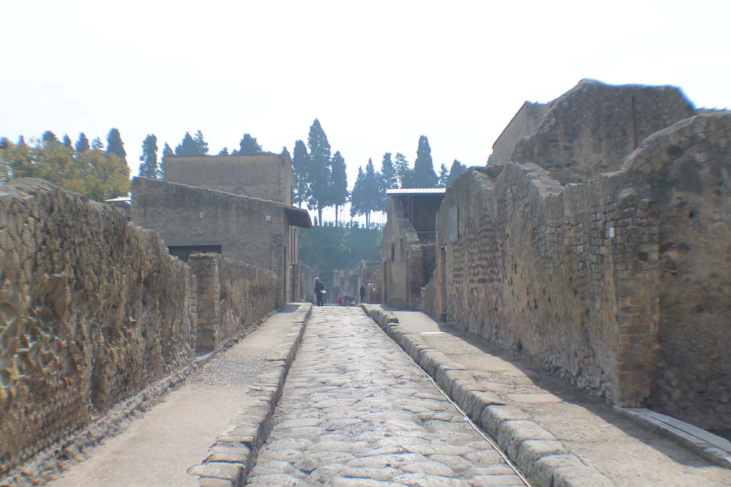 Decumanus Inferiore, Herculaneum. March 2019. Looking east from III.6, on right.  
Foto Annette Haug, ERC Grant 681269 DÉCOR.
