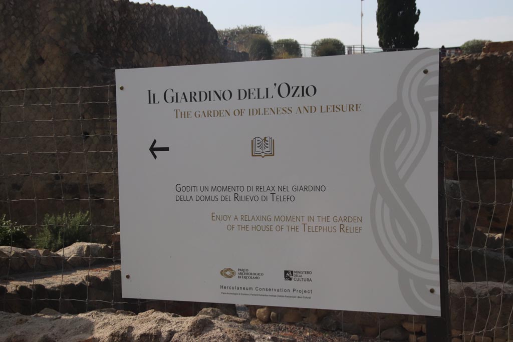 Vicolo Meridionale, (Il Giardino dell’Ozio), Herculaneum. October 2023. Noticeboard for Il Giardino dell’Ozio. Photo courtesy of Klaus Heese.
In 2023, part of the area of the north garden of The House of Telephus Relief (Ins. Orientalis I.2) was opened as The Garden of Idleness and Leisure. 


