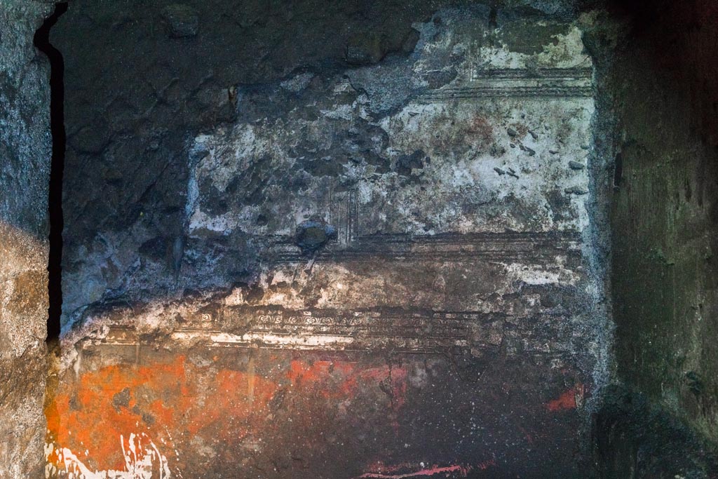 Herculaneum Theatre. October 2023. Galleria della media cavea. Decorazione in finto bugnato del muro esterna delle versurae.
Gallery of the media cavea. Faux ashlar decoration of the outer wall of the versurae. Photo courtesy of Johannes Eber.
See Esposito, D., 2014. La Pittura di Ercolano. Roma: L’erma di Bretschneider, Tav. 30 Fig. 4.