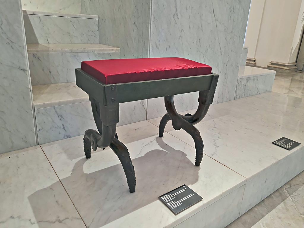 Herculaneum Theatre. April 2023. Bronze stool. Sella curule. Sgabello in bronzo n. 1.
Now in Naples Archaeological Museum, inventory number 73152. Photo courtesy of Giuseppe Ciaramella.