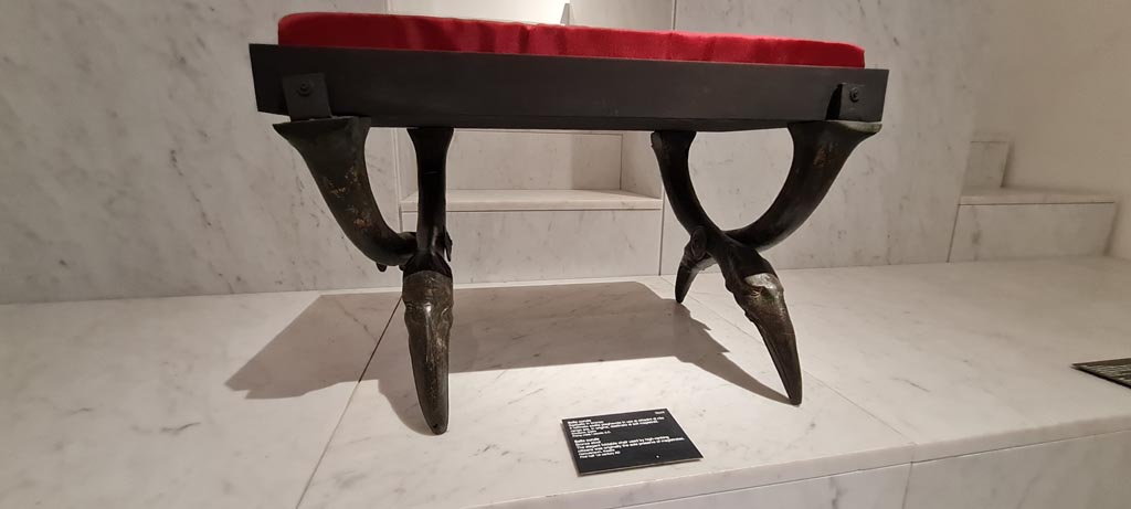 Herculaneum Theatre. April 2023. Second bronze stool. Sella curule. Sgabello in bronzo n. 2.
Now in Naples Archaeological Museum, inventory number 73153. Photo courtesy of Giuseppe Ciaramella.