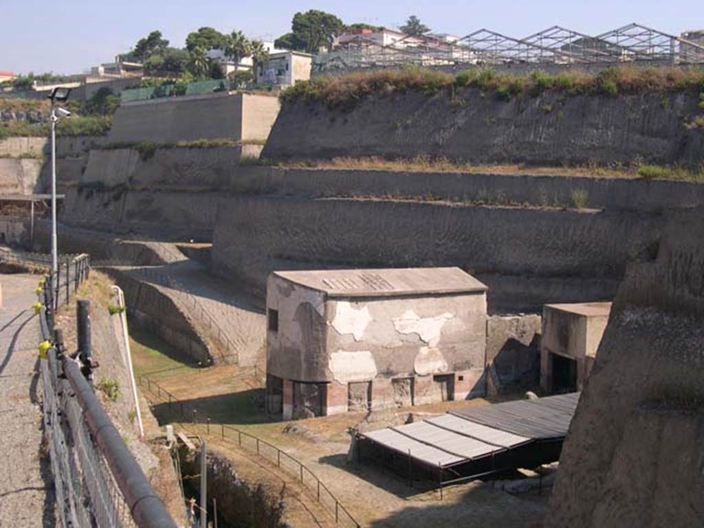 Villa dei Papiri, Herculaneum. July 2004. Looking north-west. Photo courtesy of Jennifer Stephens. ©jfsPAP0658