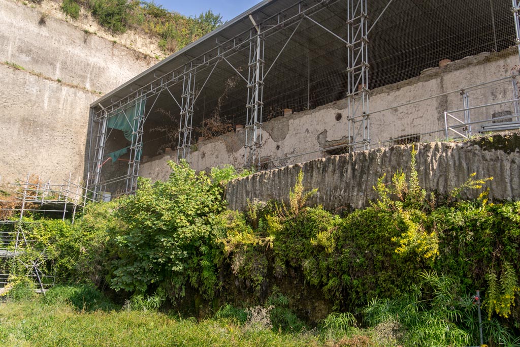 Herculaneum Villa dei Papiri. October 2023.
Looking north-west towards area of atrium on upper floor above lower rooms. Photo courtesy of Johannes Eber.