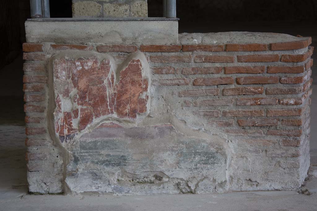 Villa dei Papiri, March 2019. Painted north wall in walkway (a) between corridor (h), on left, and triclinium (i), on right.
Foto Annette Haug, ERC Grant 681269 DÉCOR.
