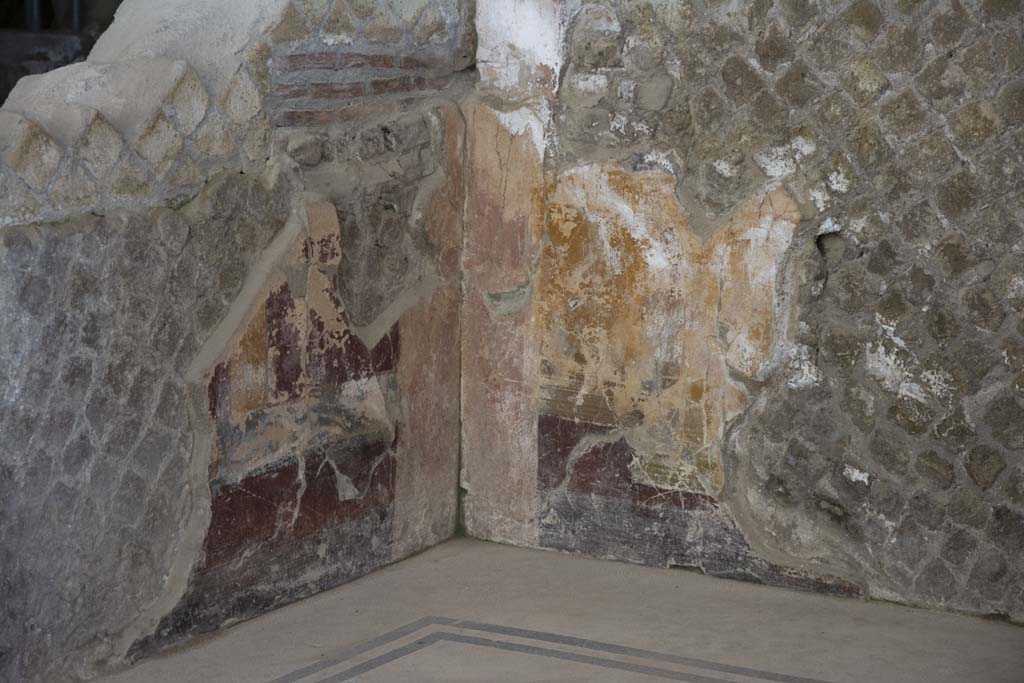 Villa dei Papiri, March 2019. Room (g), detail from north-west corner.
Foto Annette Haug, ERC Grant 681269 DÉCOR.
