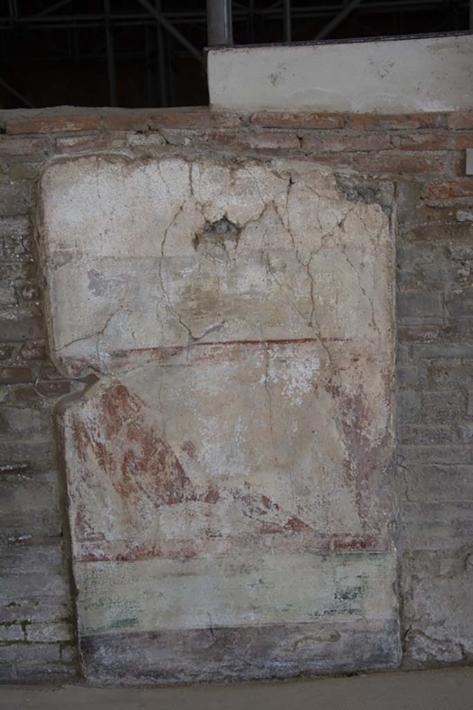 Villa dei Papiri, March 2019. 
Detail of painted decoration on north wall of large loggia (a), between rooms (f), on left, and room (b), on right.
Foto Annette Haug, ERC Grant 681269 DÉCOR.
