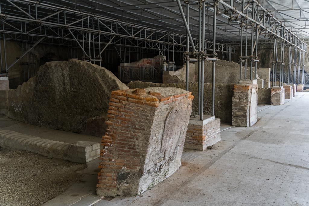 Herculaneum Villa dei Papiri. October 2023. Looking east along north wall of walkway (a), the large loggia. Photo courtesy of Johannes Eber. 