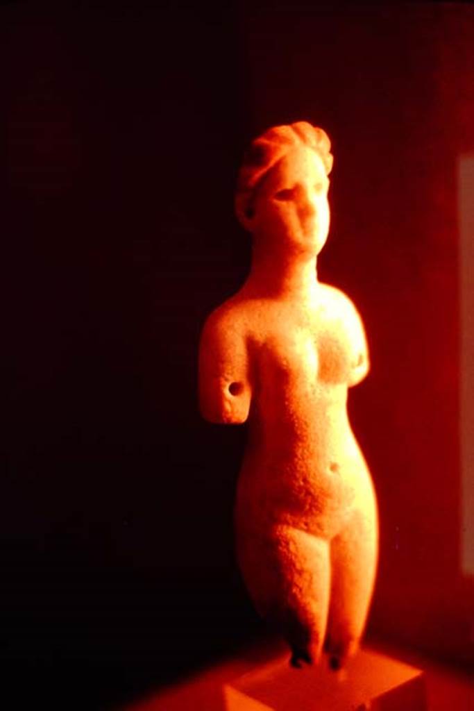 Getty Villa, Malibu, Spring 1982. Female statue. Photo by Stanley A. Jashemski.
Source: The Wilhelmina and Stanley A. Jashemski archive in the University of Maryland Library, Special Collections (See collection page) and made available under the Creative Commons Attribution-Non Commercial License v.4. See Licence and use details.
J80f0405