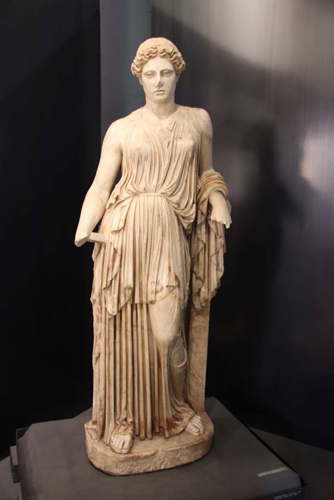 Villa dei Papiri, Herculaneum. October 2020.
Statue of Peplophoros/Demeter found in area of collapsed “monumental structure”.
Now in Antiquarium. Herculaneum inventory number 81595. Photo courtesy of Klaus Heese.