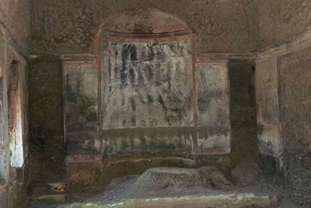 South-western baths, Herculaneum. July 2010. Nymphaeum at north end of pool with narrow doors that led to room 3 and other rooms.
Photo courtesy of Michael Binns.
