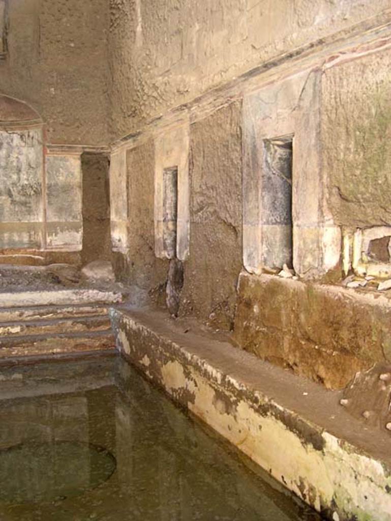 South-western baths, Herculaneum. July 2004. Looking towards east wall.
Photo courtesy of Jennifer Stephens.
©jfsPAP0683