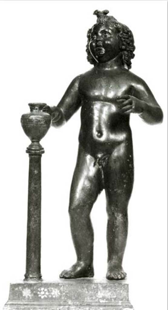 Villa dei Papiri, Herculaneum. Atrium. Bronze statue of cupid with right hand on vase found in 1754 round the impluvium.
Now in Naples Archaeological Museum. Inventory number 5020.