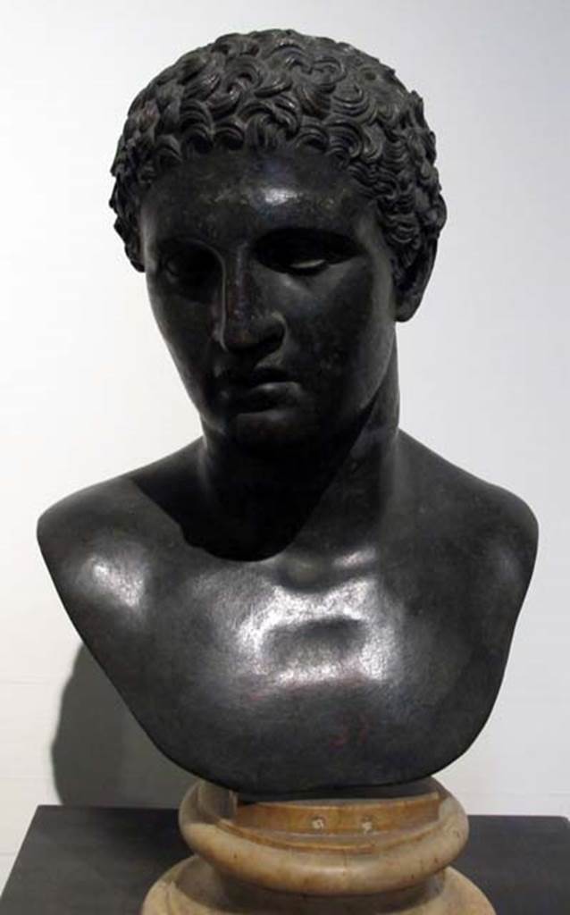 Villa dei Papiri, Herculaneum. Bronze virile male bust. Found in 1754, in the centre of room.
Now in Naples Archaeological Museum. Inventory number 5614.