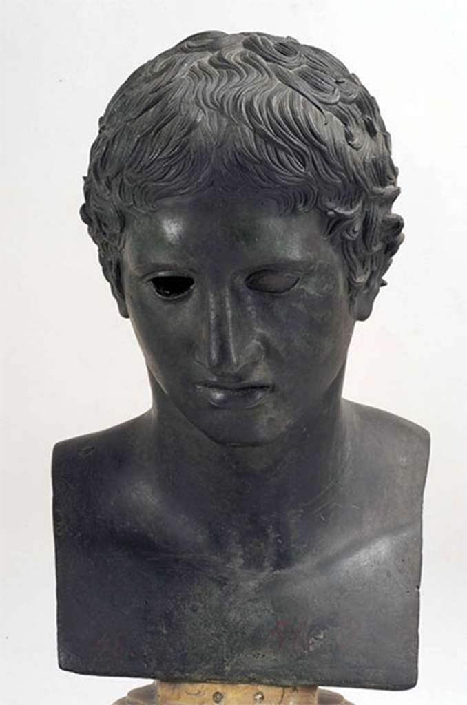 Villa dei Papiri, Herculaneum. Bronze bust of ideal head or Hercules.
Found in 1759, south side between the portico and the pond.
Now in Naples Archaeological Museum. Inventory number 5610.