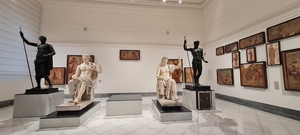 Herculaneum Augusteum. April 2023. 
Looking across display in “Campania Romana” gallery in Naples Archaeological Museum. Photo courtesy of Giuseppe Ciaramella.
